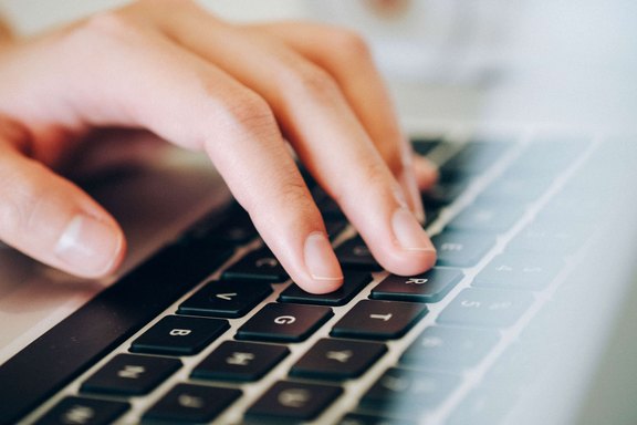 Software Baudaten Tastatur auf der eine Hand tippt