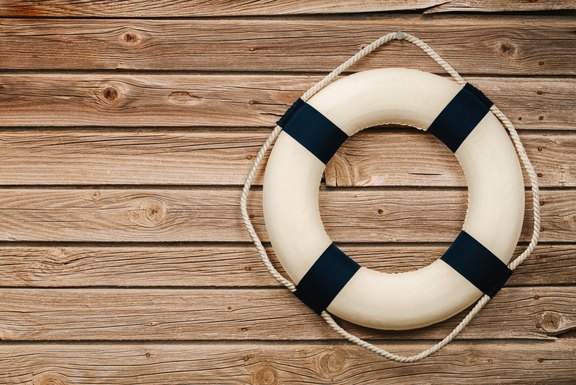 Support Rettungsring an einer Holzmauer befestigt