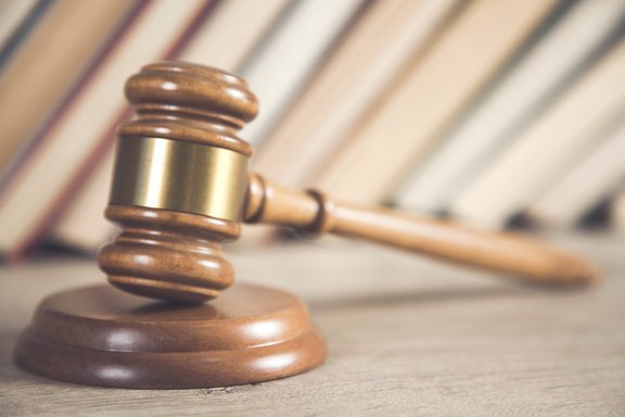 Standardisierte Leistungsbeschreibungen Richterhammer im Hintergrund Bücher