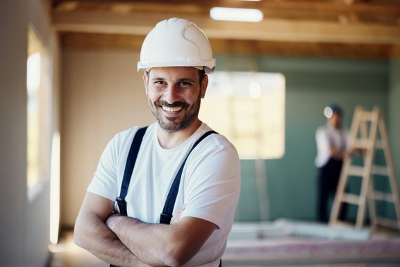 Auftragnehmer Bauarbeiter mit Bauhelm