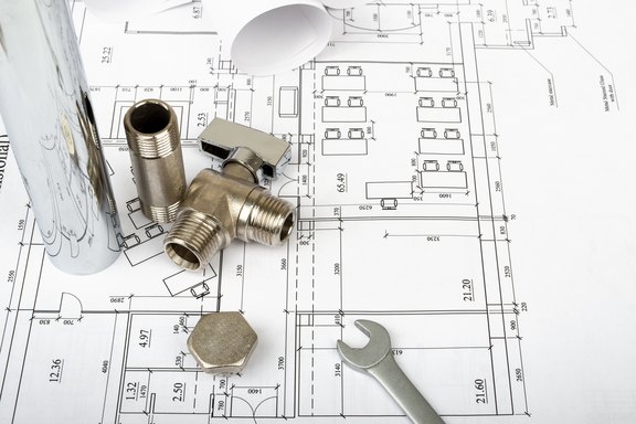Haustechnik Haustechnik-Werkzeug und Pläne liegen auf einem Tisch